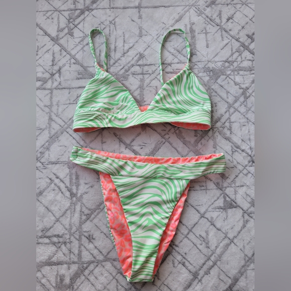 Reversible Billabong Bikini - Picture 2 of 3